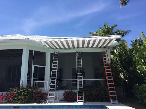 How to Choose a Motorized Retractable Screen for Your Tampa Home